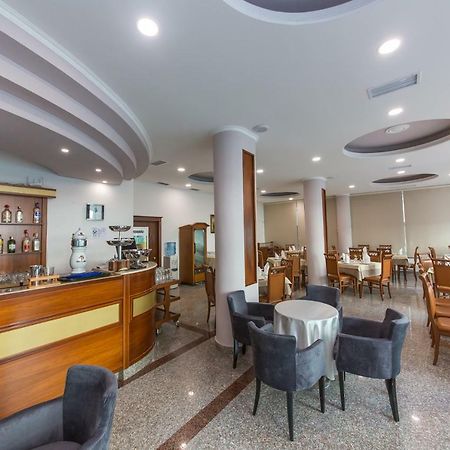 Western Star Hotel Durres Bagian luar foto
