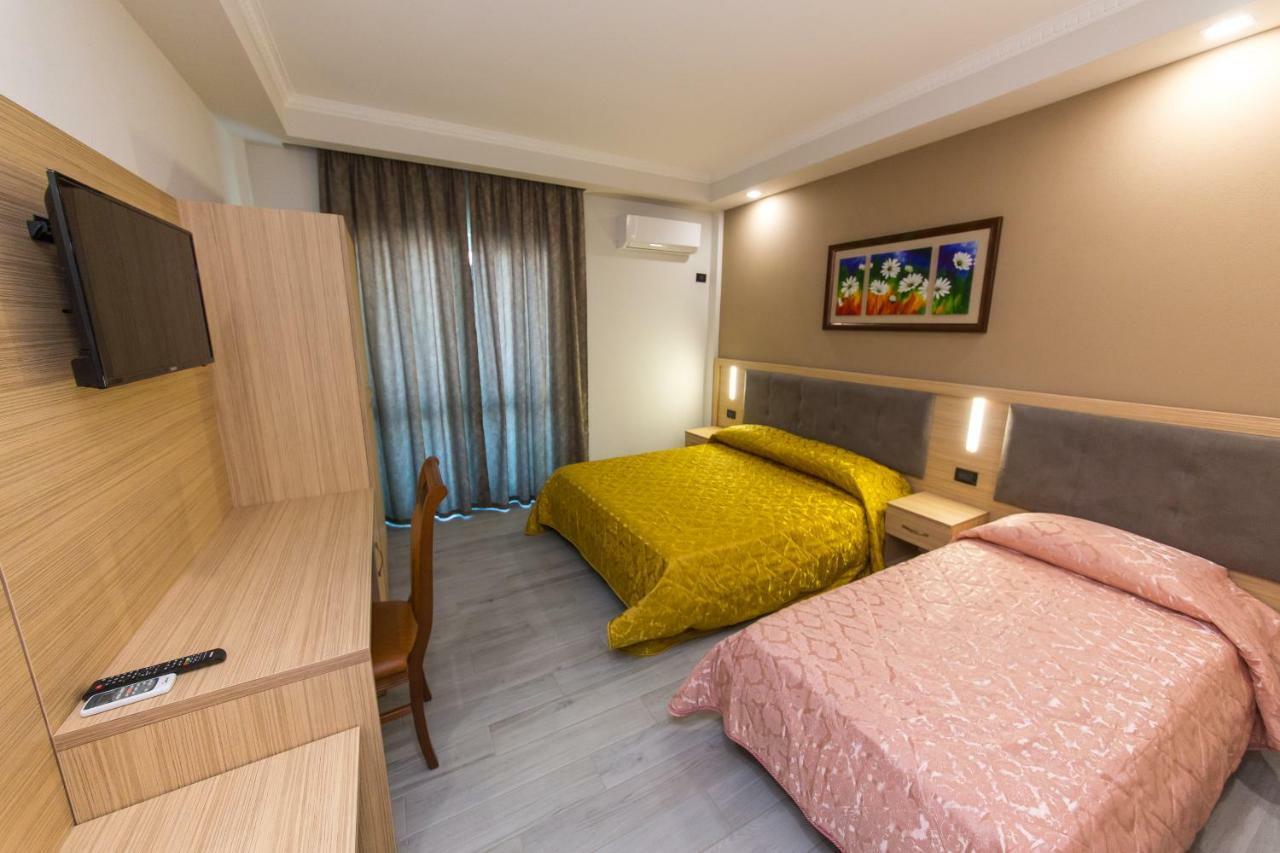 Western Star Hotel Durres Bagian luar foto