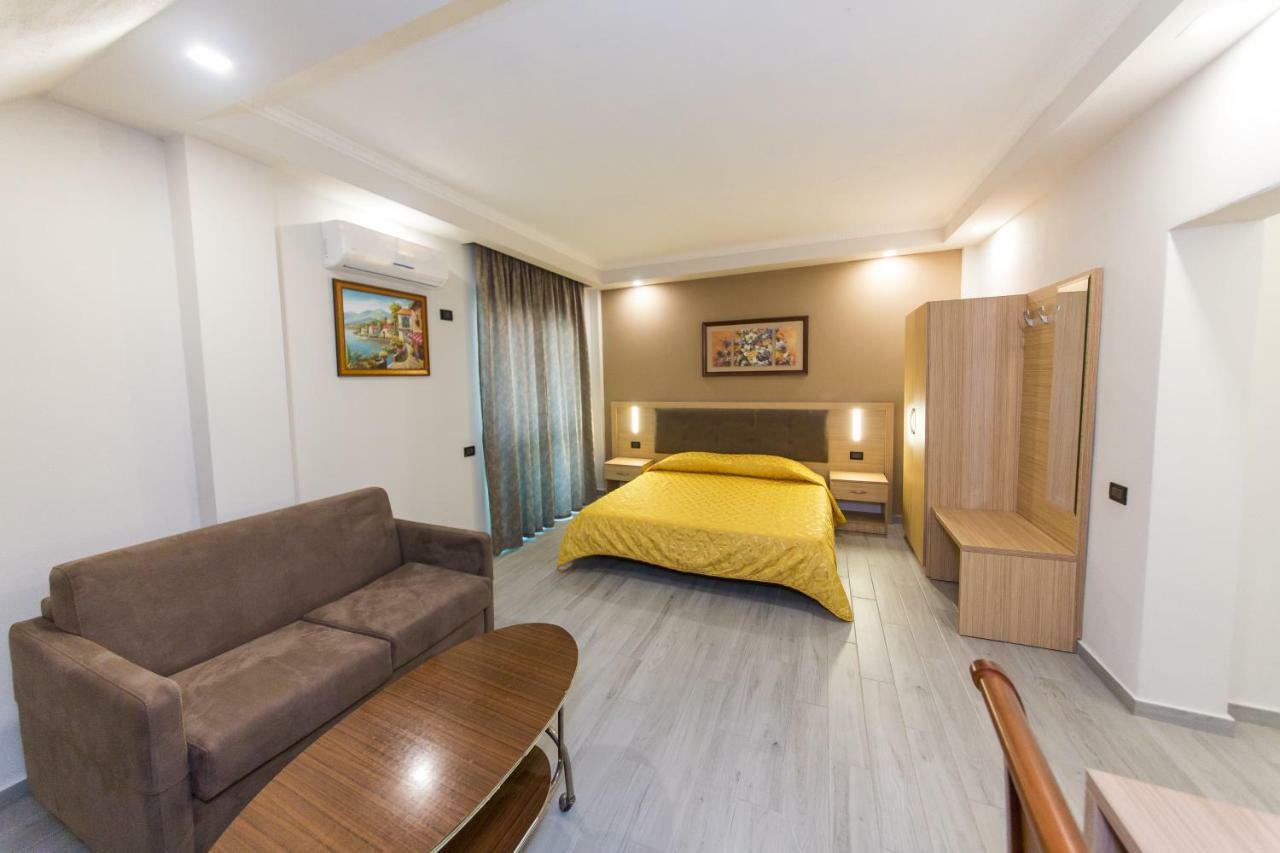 Western Star Hotel Durres Bagian luar foto