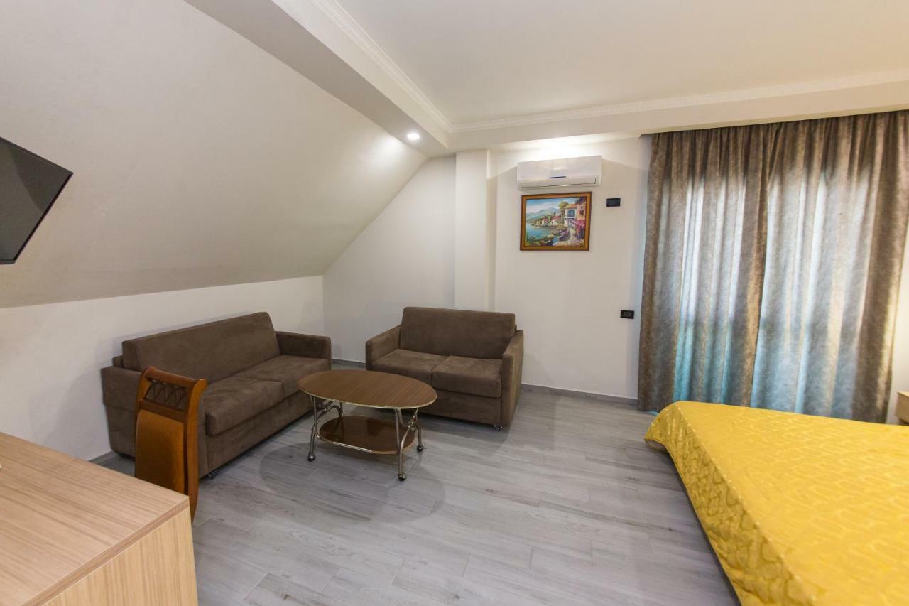 Western Star Hotel Durres Bagian luar foto